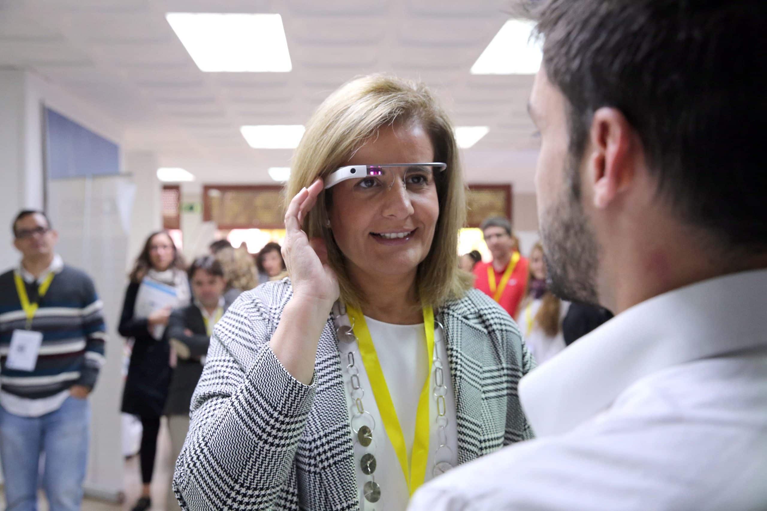 Ministra de Empleo y Seguridad Social Fatima Bañez probando Google Glass en stand de ADD Event - FERIA DEL EMPLEO EN LA ERA DIGITAL